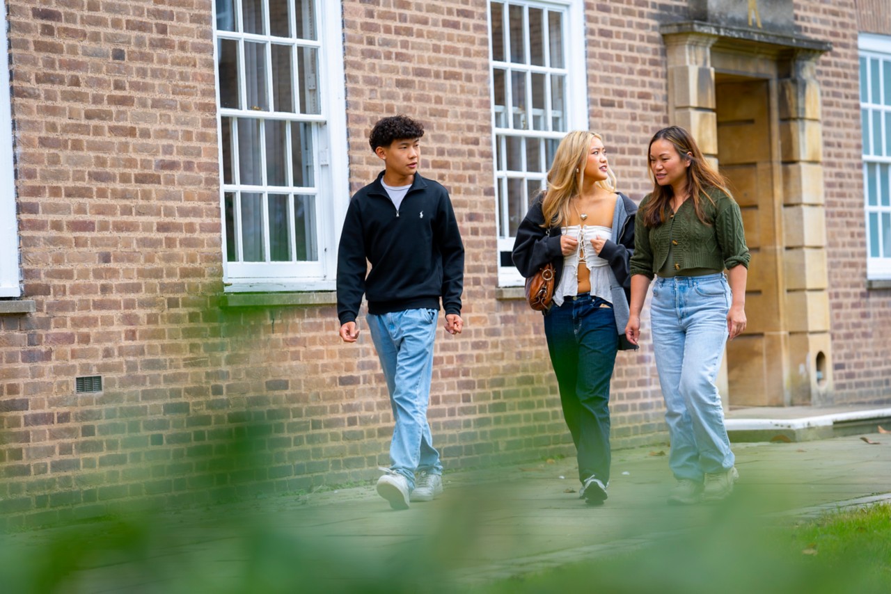 Students arriving to their accommodation on University Park