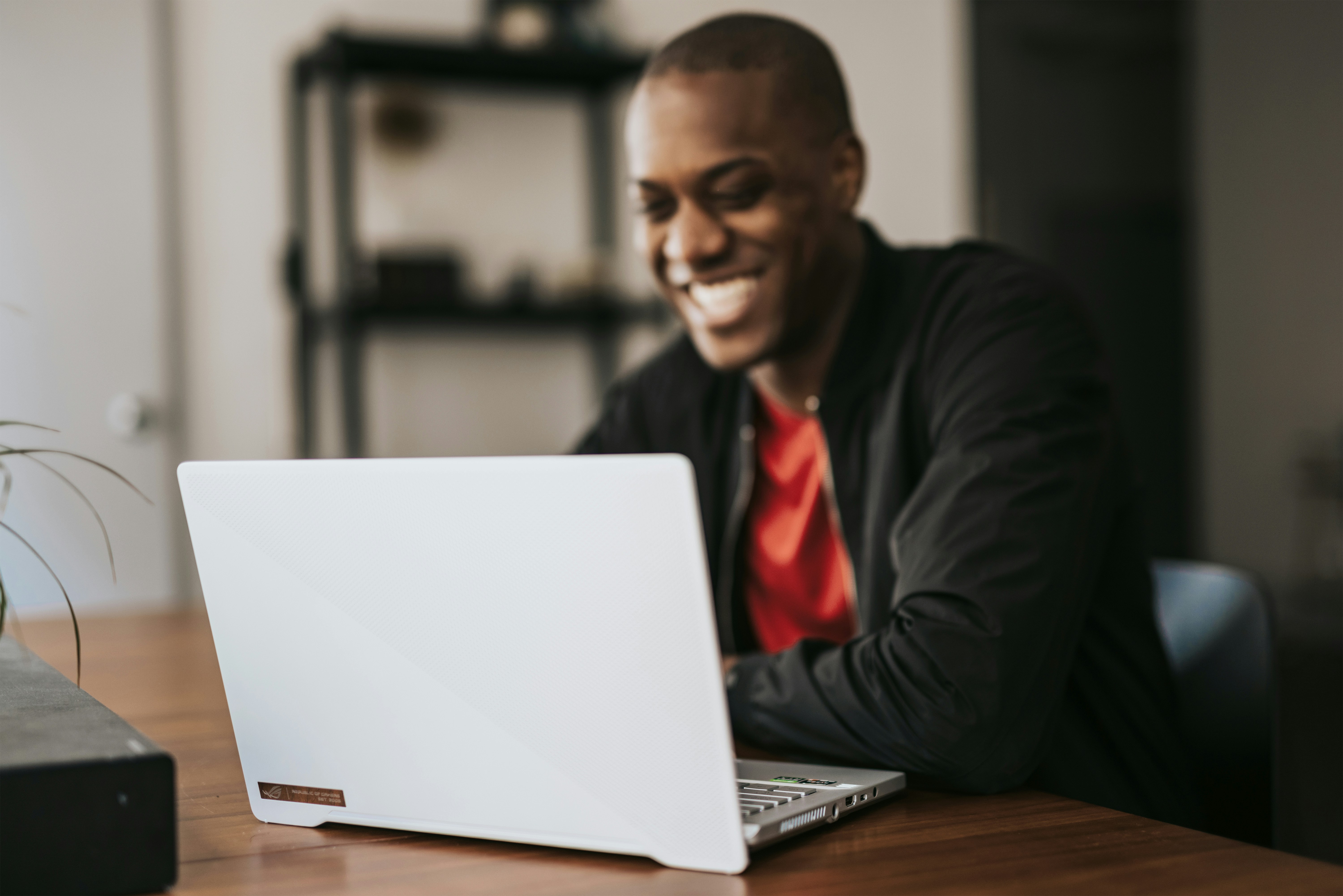 Man uisng laptop